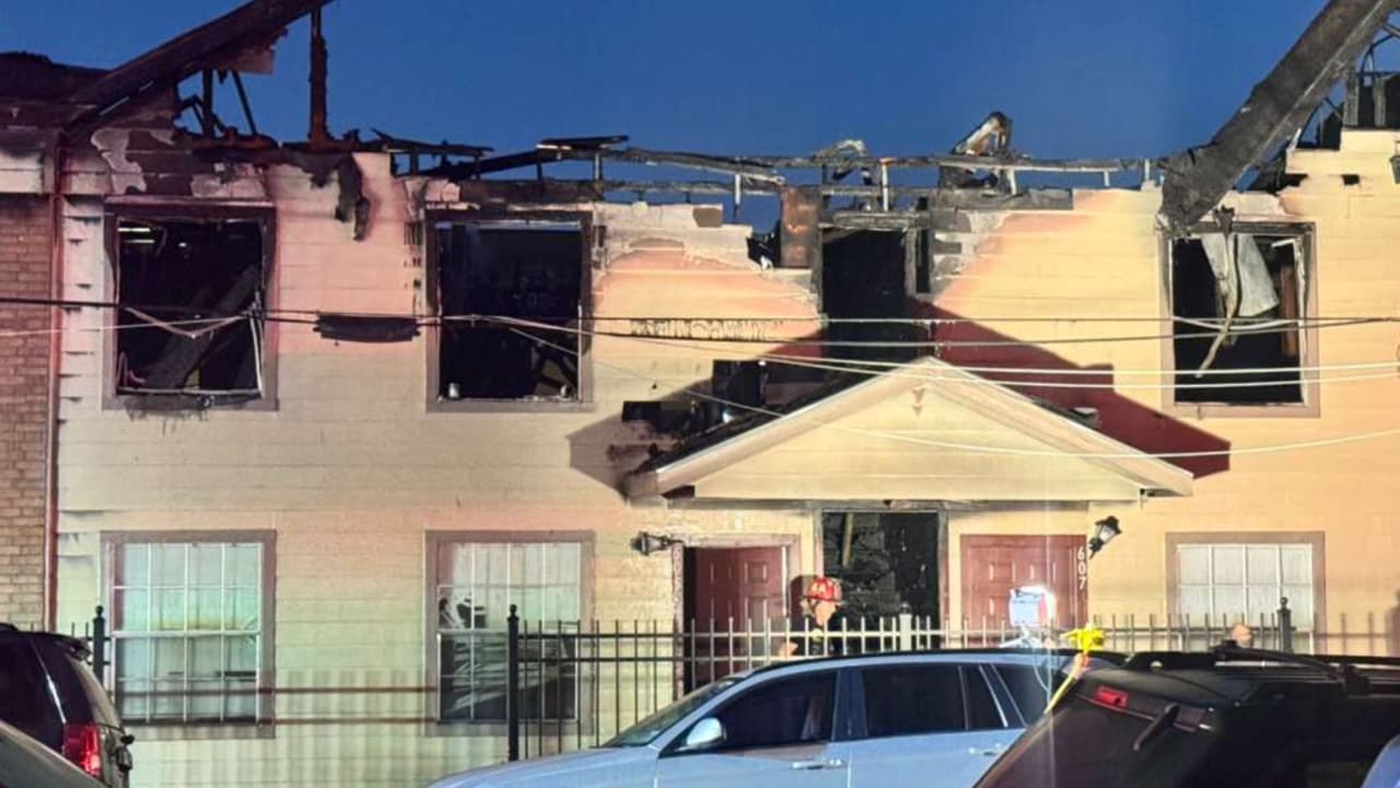 Equipos del Departamento de Bomberos de Houston acudieron al 5201 Market St, en el noreste de la ciudad,
<b>tras recibir un reporte de incendio en un complejo de apartamentos.</b>