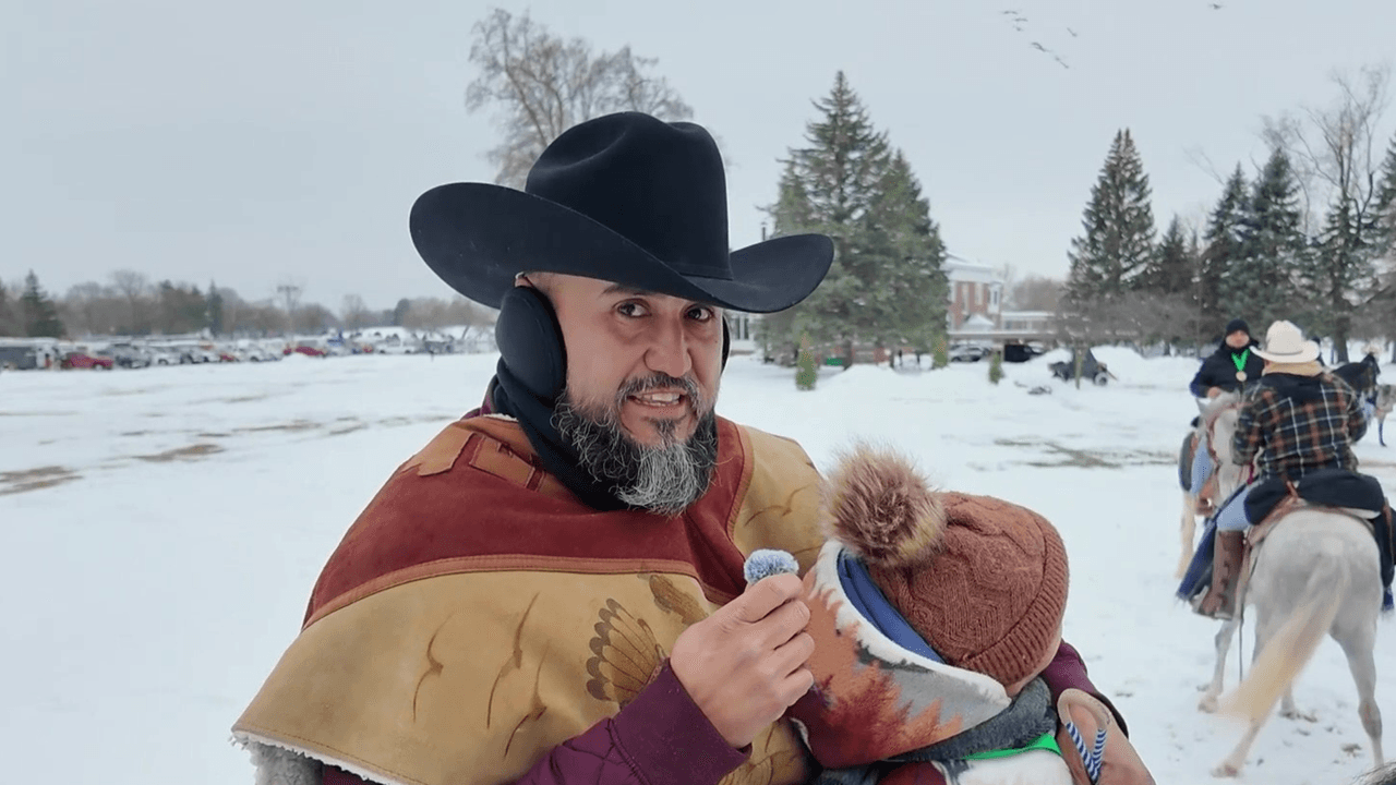 Otros buscan transmitir la tradición a las nuevas generaciones, como Salvador, quien cabalgó con su nieto Noah, de apenas 4 años.
<br>
<br>“Desde chiquito anda montando. Este es su primer año cabalgando para la Virgen y de aquí en adelante lo vamos a seguir trayendo. Le encantan los caballos”, comentó Salvador Gómez.
