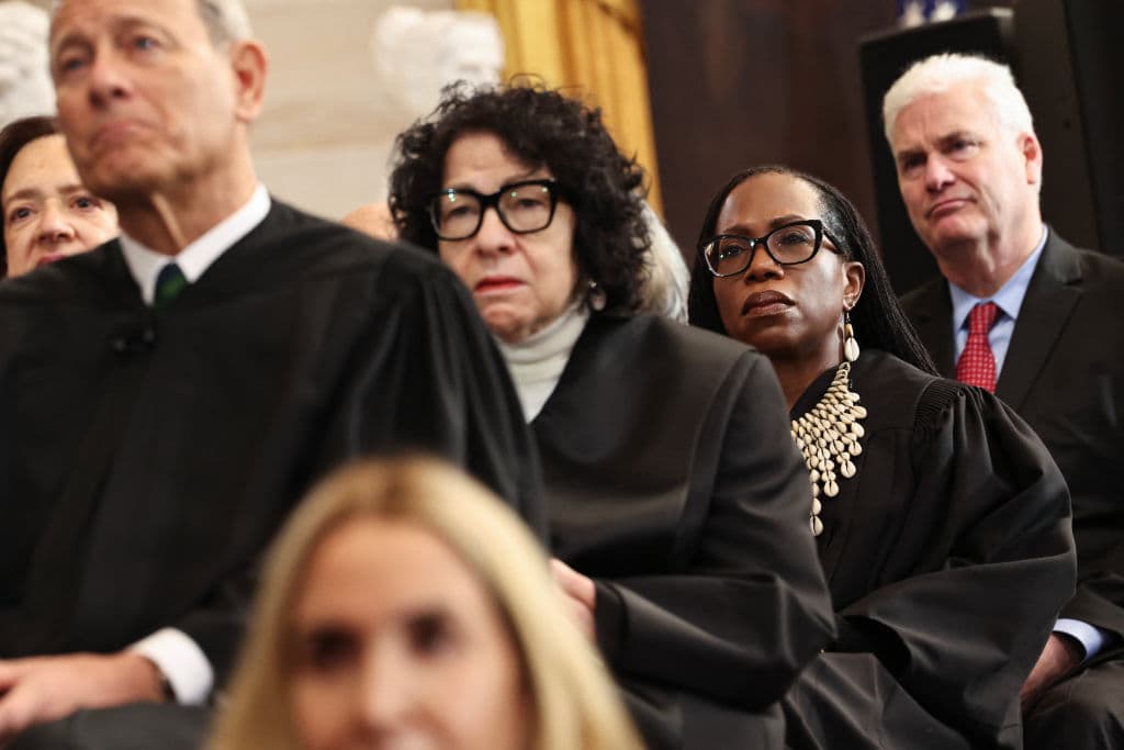 La crítica de la jueza Ketanji Brown Jackson a la decisión de la Corte Suprema de dar luz verde a Trump para despidos masivos de empleados federales
