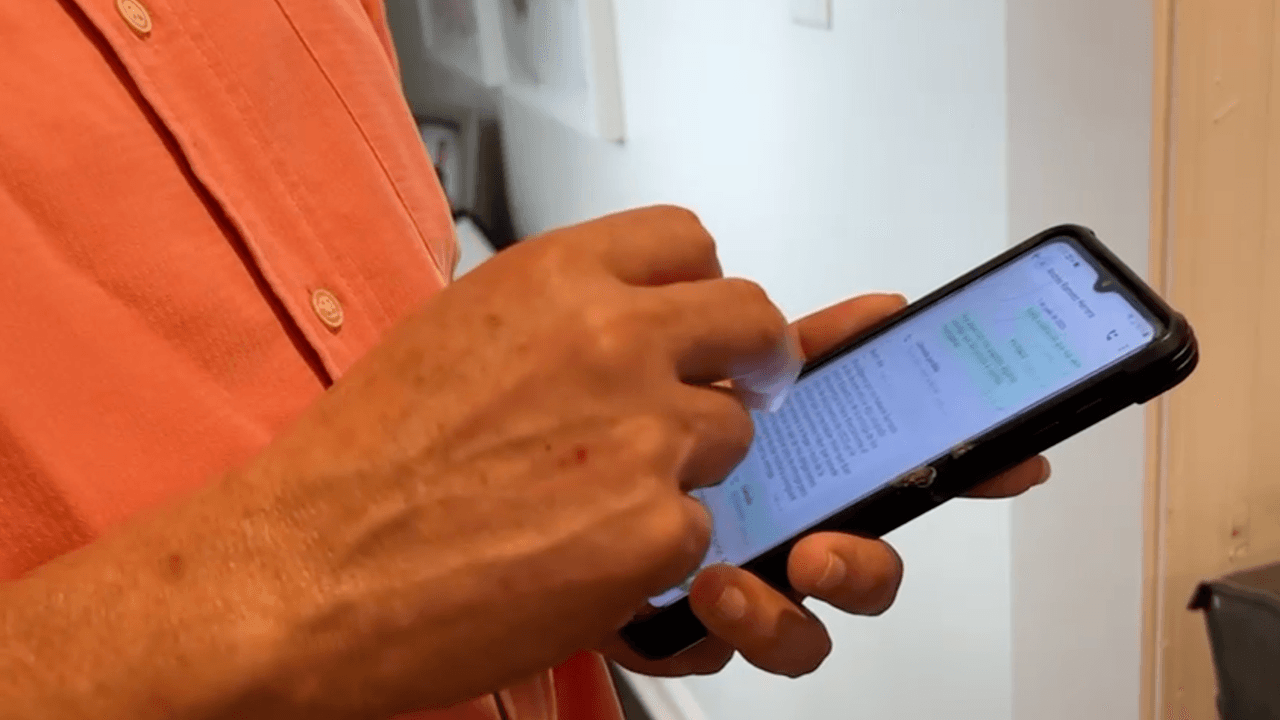 <h3 class="cms-H3-H3"><b>1. El abogado fue contactado por Whatsapp </b></h3>
<br>
<br>Luis describió que contactó al abogado vía
<i>Whatsapp. </i>
<br>
<br>“Vivía en Houston y le dijo el abogado que me viniera para Georgia”, dijo Luis.
<br>
<br>Luego, ese abogado presuntamente
<b>lo transfirió a otro despacho.</b>
<br>