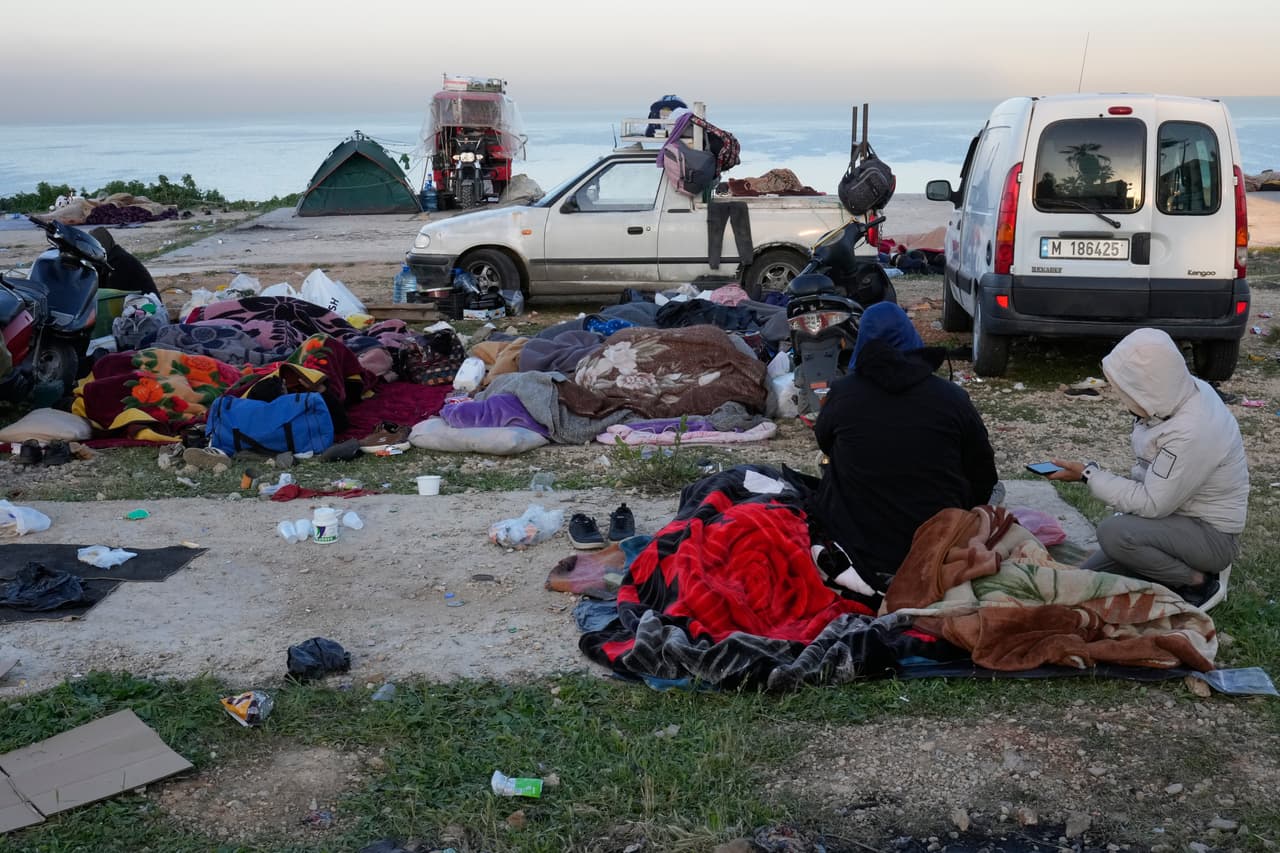 Personas desplazadas al sur de Beirut, en Líbano, se refugian en tiendas de camapaña y automóviles, ante los ataques de Israel.