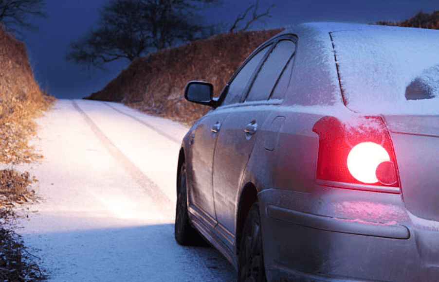 Encienda el motor durante aproximadamente 10 minutos cada hora, o cinco minutos cada media hora. Mantenga el tubo de escape libre de nieve y abra ligeramente una ventana del carro.
