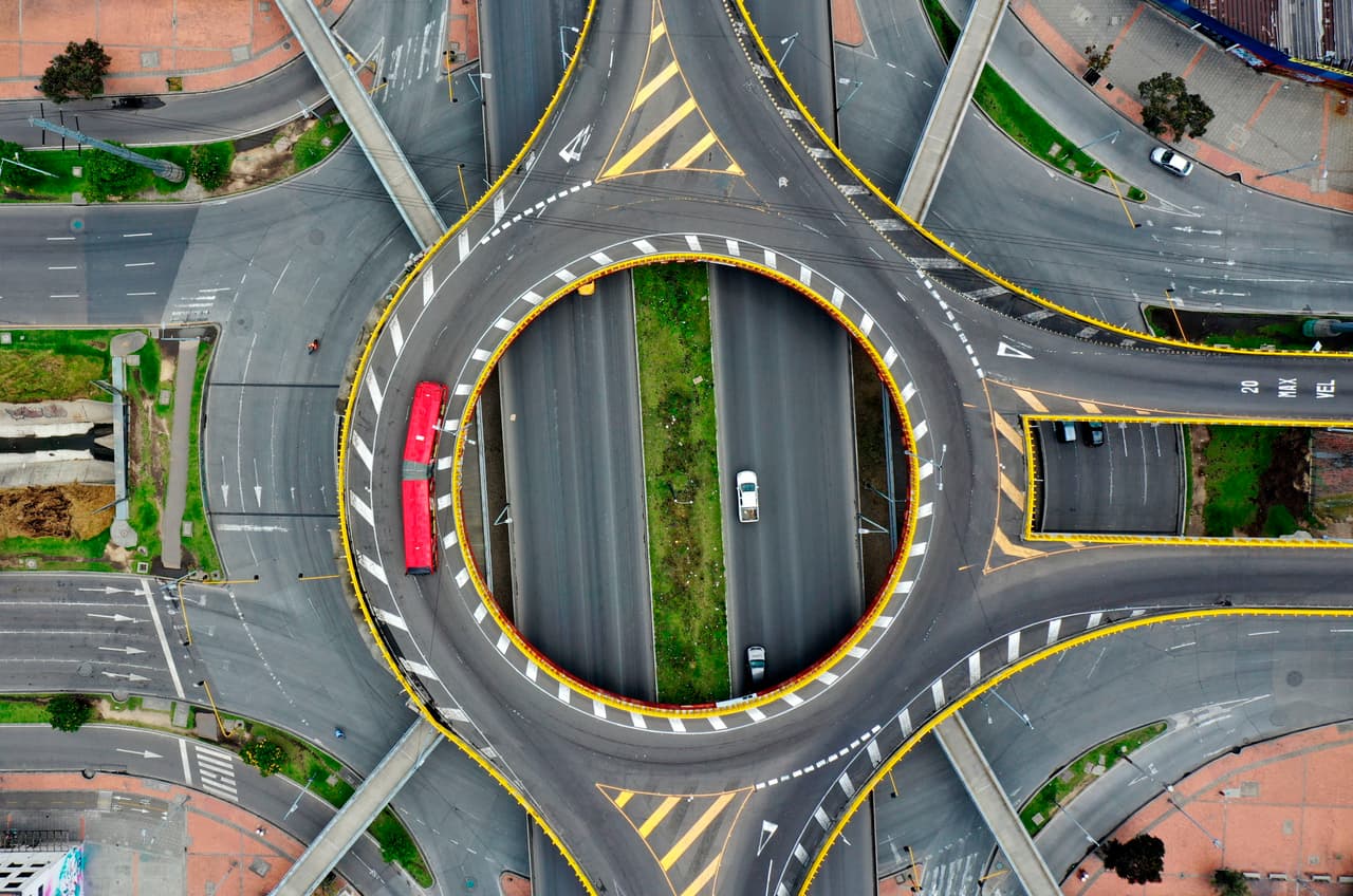Una intersección de avenidas en Bogotá, Colombia. 25 de marzo. En decenas de países las autoridades han limitado el movimiento de las personas para evitar la propagación del covid-19, lo que ha dejado desiertas calles, plazas, playas y parques en todo el mundo.
<a href="https://www.univision.com/noticias/salud/mapa-actualizado-del-coronavirus-cifras-de-casos-confirmados-y-fallecidos">Vea aquí nuestro mapa actualizado del coronavirus: cifras de casos confirmados y fallecidos </a>