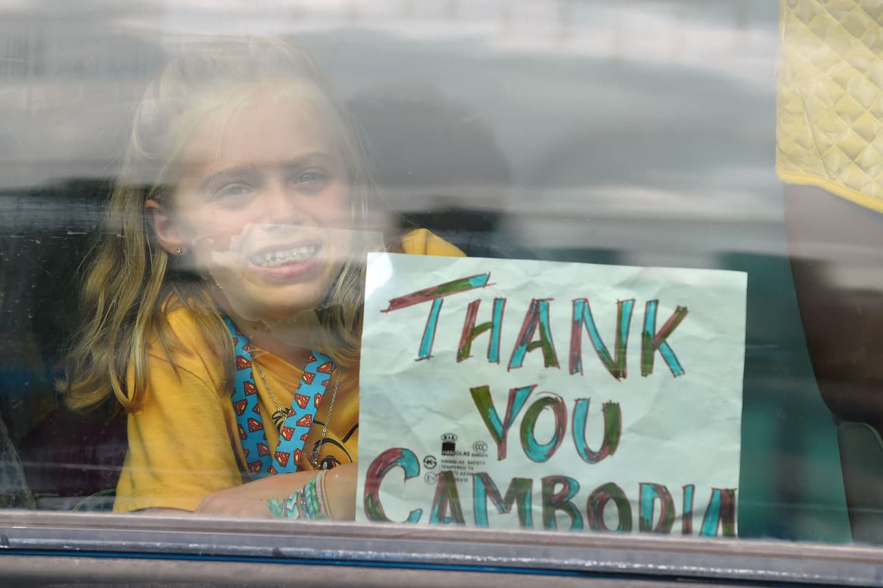 "Gracias Camboya", dice el cartel de esta niña a bordo del barco. Desde la cubierta del Westerdam, el resto de los pasajeros saludaban y vitoreaban.