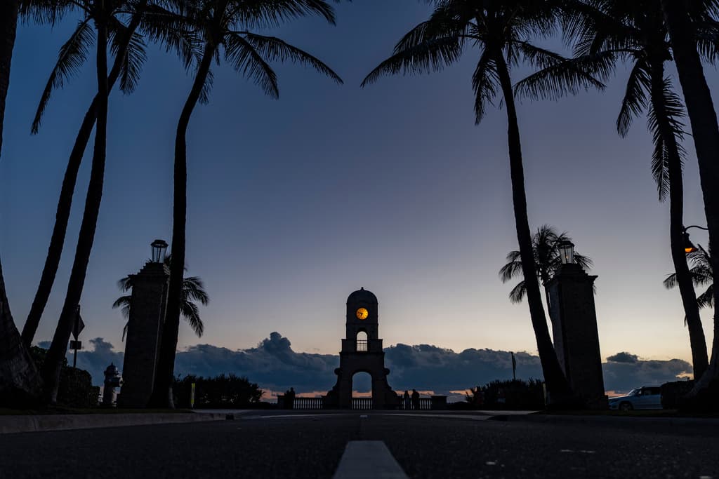 El sol se asoma detrás de la torre del reloj de Worth Avenue en la mañana de Navidad en Palm Beach.