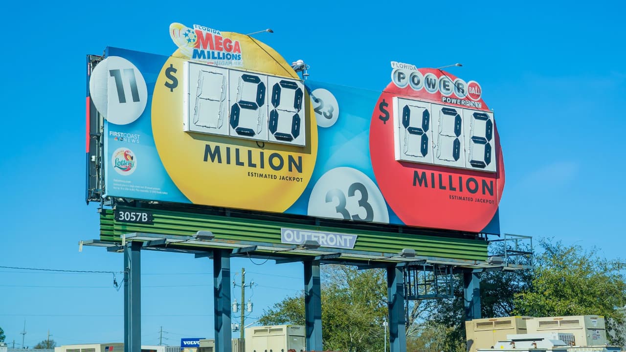 <h3 class="cms-H3-H3">Conclusión</h3>
<br>Con estos cambios,
<b>Mega Millions promete un juego más emocionante y con mayores premios, pero a un costo más alto para los jugadores</b>. A medida que los "botes" crezcan y las probabilidades de ganar mejoren, la tentación de probar suerte será aún mayor. Habrá que ver si la nueva fórmula logra mantener
<b>el interés de los millones de jugadores que buscan convertirse en millonarios.</b>