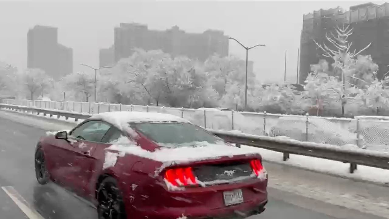Meteorólogos del NWS alertaron que las
<b>carreteras permanecerán cubiertas de nieve y resbaladizas </b>durante horas, por lo que recomendaron a los conductores reducir la velocidad y extremar precauciones al desplazarse.