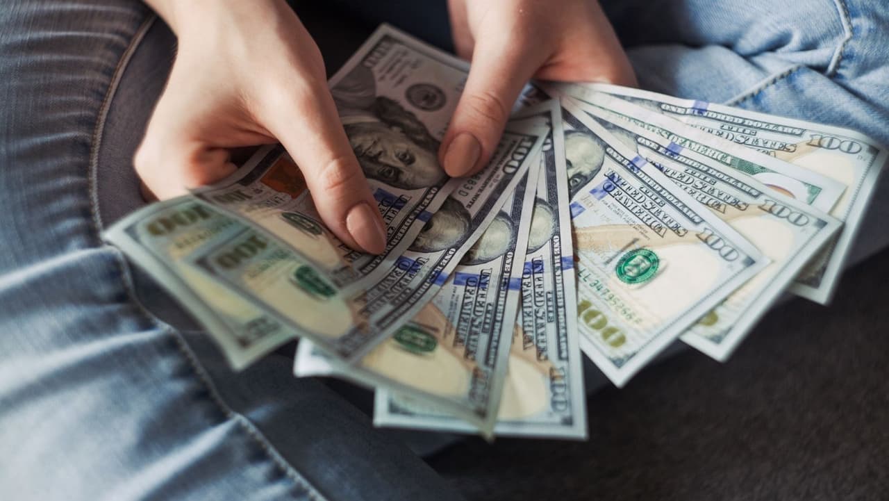 Un estudio reciente de Cash Connect y OnePoll reveló que el 40% de los consumidores en todo el país prefieren usar efectivo como método de pago, y el 51% de los encuestados estuvo de acuerdo en que usar efectivo les ayuda a presupuestar su dinero. El efectivo todavía juega un papel importante en el gasto, el ahorro y el presupuesto.