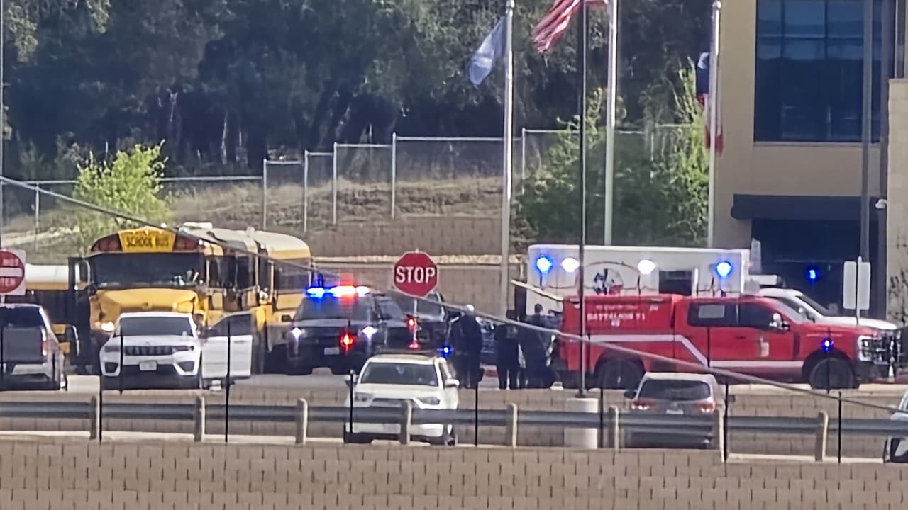 Maestra de español atacada por alumno en Texas permanece hospitalizada; se comunica con gestos