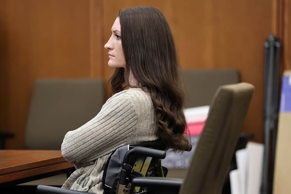El juez del juicio de Lindsay Clancy anuncia su intención de declarar la nulidad del proceso, pero otorga tiempo a la defensa para apelar