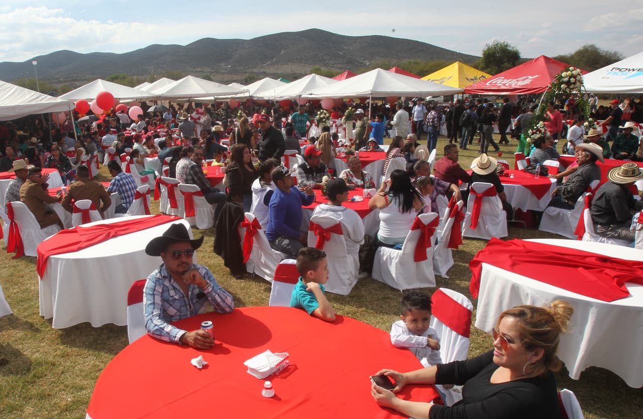 Los invitados se acomodaron espontáneamente en las mesas distribuidas a lo largo del lugar donde se celebró la fiesta.