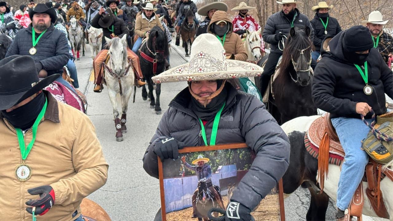 En el camino también viajan aquellos seres queridos que ya no están físicamente. Alejandro, por ejemplo, lleva consigo la fotografía de su hermano, fallecido hace cuatro años.
<br>
<br>
<b>“Él siempre me traía a mí. Me decía ‘vamos’ y pues íbamos… Ahora yo lo traigo a él”, compartió Alejandro Cabrera, jinete.</b>