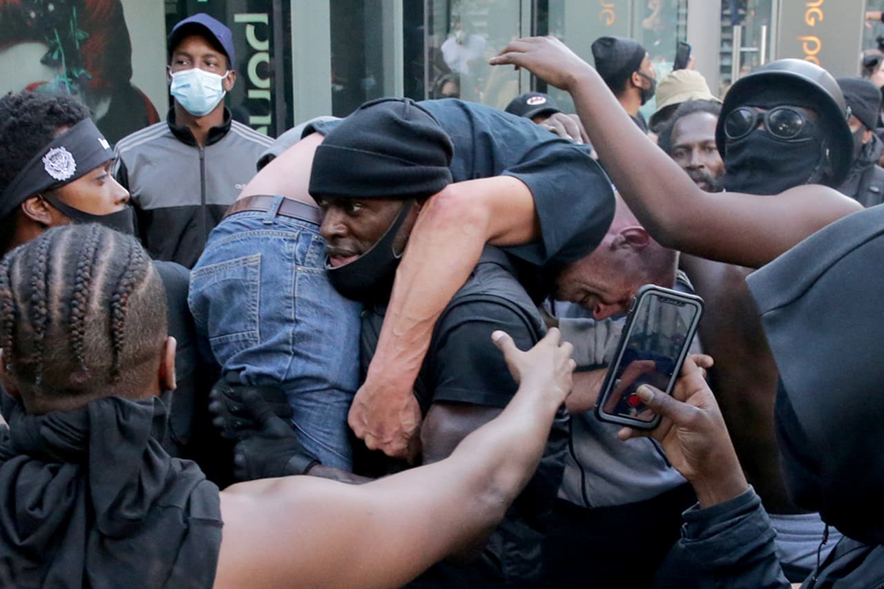 <b>Un gesto de humanidad en medio de la violencia</b>. Las protestas raciales sacudieron este año decenas de ciudades en Estados Unidos y el mundo. A mediados de junio, en Londres, una manifestación se convirtió en un infierno cuando grupos antirracistas se encontraron con manifestantes de extrema derecha. En una de las refriegas, un hombre blanco quedó atrapado y a merced de los ataques pero Patrick Hutchinson, un hombre negro,
<a href="https://www.univision.com/noticias/sucesos/heroe-en-la-multitud-el-manifestante-negro-que-salvo-a-un-hombre-blanco-de-una-turba"><u>lo cargó sobre su espalda y lo puso a salvo</u></a>.
<br>
