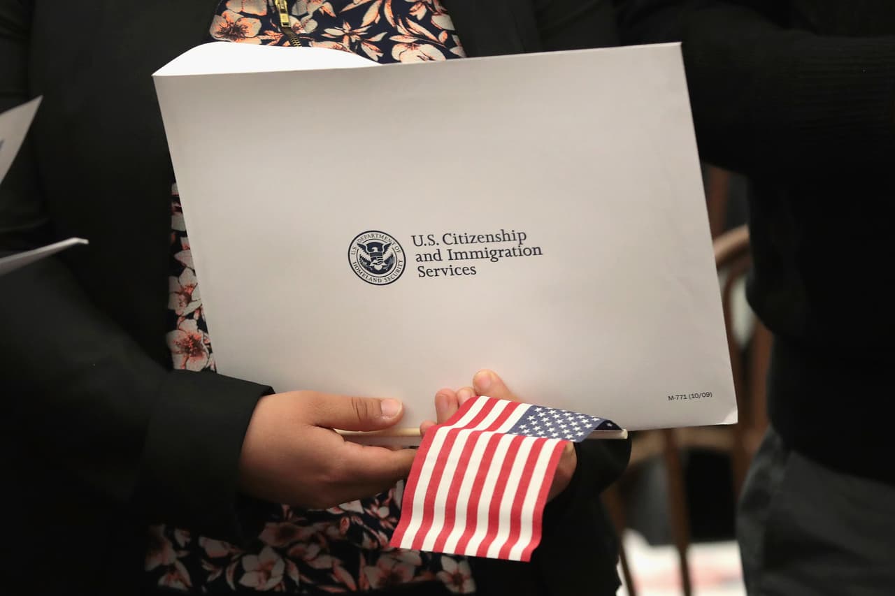 Según estimados del Censo 2020, 10.4% de los residentes de Uvalde nacieron en el extranjero, y de esa población, el 69% por ciento no eran ciudadanos estadounidenses naturalizados.