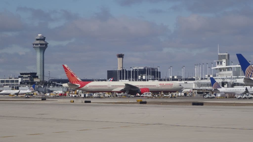 Avión regresa a Chicago porque todos los baños estaban tapados: esto fue lo que hallaron dentro