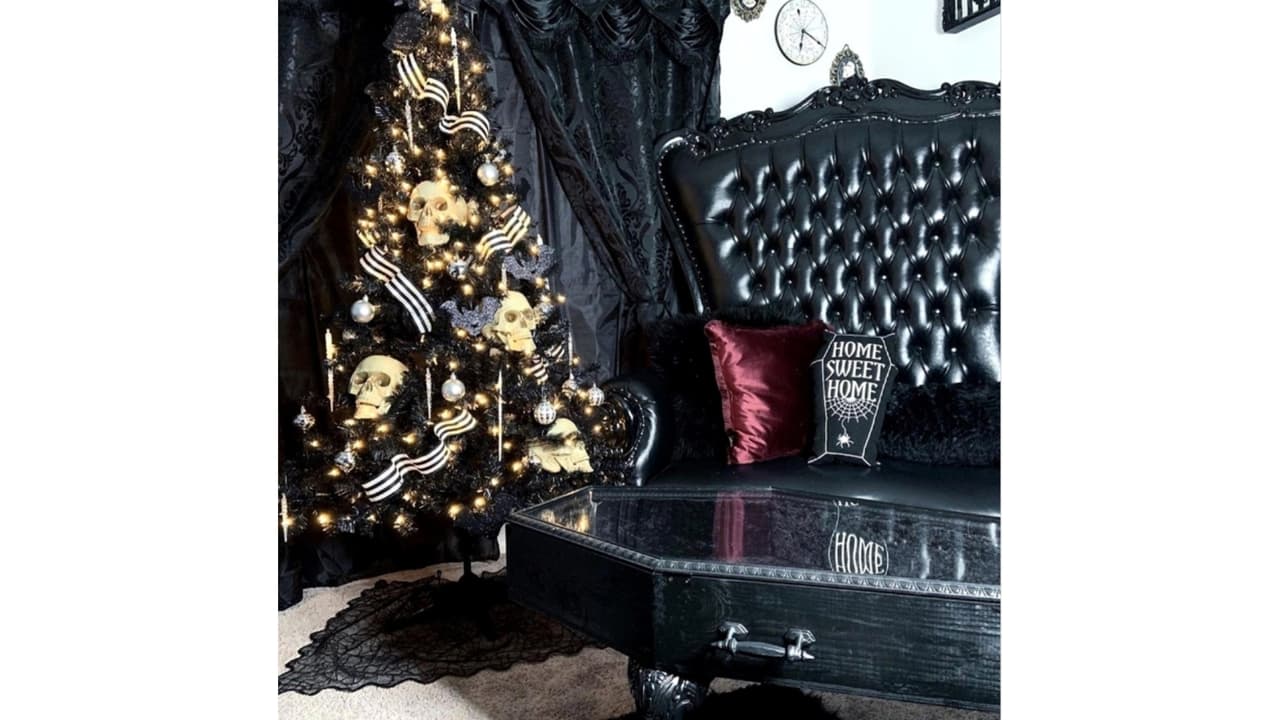Árbol de Navidad negro con adornos tipo Halloween