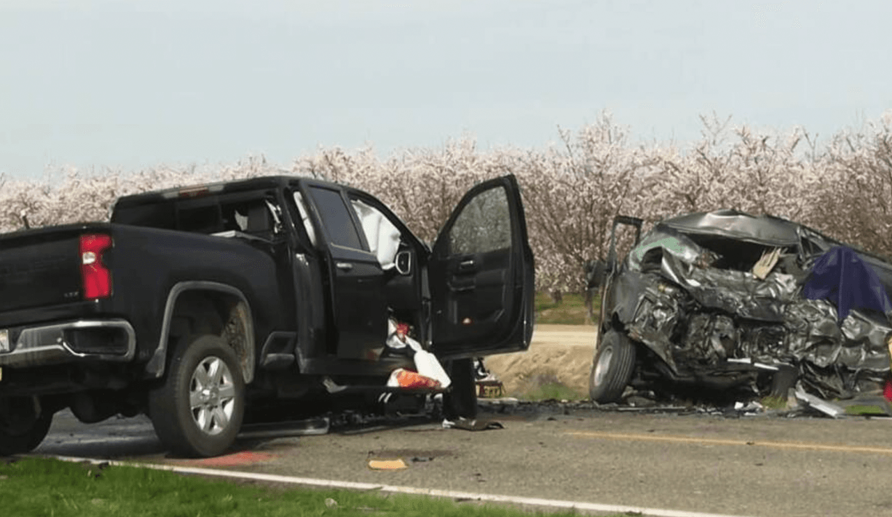 El 23 de febrero de 2024, siete trabajadores agrícolas murieron tras un choque de alto impacto, en Madera, al centro de California. Los trabajadores viajaban en la furgoneta gris.