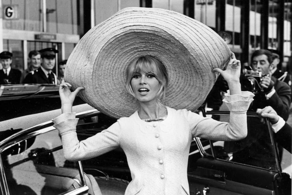 La actriz francesa Brigitte Bardot posando con un gran sombrero que había traído de México a su llegada al aeropuerto Orly de París, en mayo de 1965.