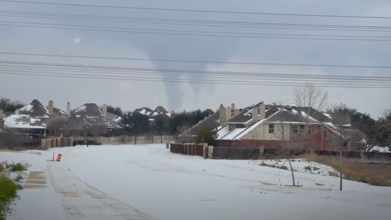 Los llamados “steamnadoes” observados el domingo en el Lago Lewisville y el Lago Limestone
<b>generaron temor al ser confundidos con tornados.</b>
<br>Las imágenes circularon en redes sociales y
<b>motivaron la aclaración de las autoridades. </b>National Weather Service explicó que
<b>se trata de remolinos de vapor</b>, un fenómeno inofensivo que
<b>no está asociado a tormentas ni a tornados reales</b>, aunque su apariencia puede resultar alarmante.