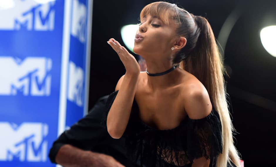 En la entrega de los
<a href="http://www.univision.com/estilo-de-vida/belleza/24-beauty-looks-de-los-mtv-vmas-fotos">VMAs</a> la vimos con una coleta de caballo alta texturizada y un maquillaje en el que resaltan los ojos. Las pestañas XL ya forman parte del look de la
<i>it girl</i>.
<br>