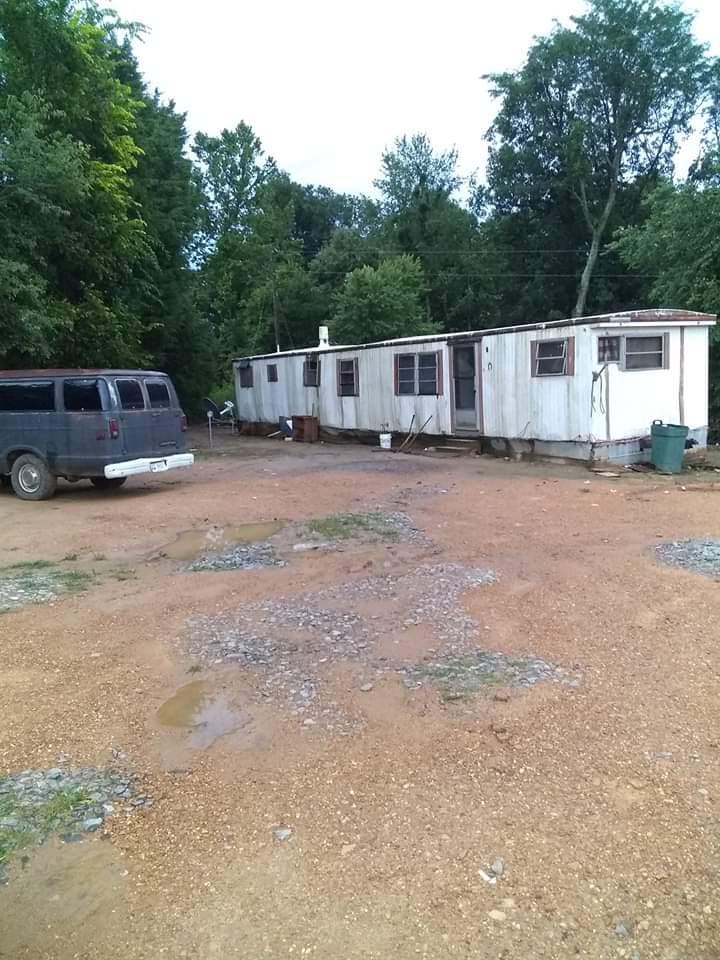Esta imagen de 2019 muestra una vivienda que alojó a trabajadores agrícolas H-2A en Kentucky. Se supone que el alojamiento para estos trabajadores debe ser gratuito y cumplir con los estándares de salud y seguridad. Se considera parte de su salario.