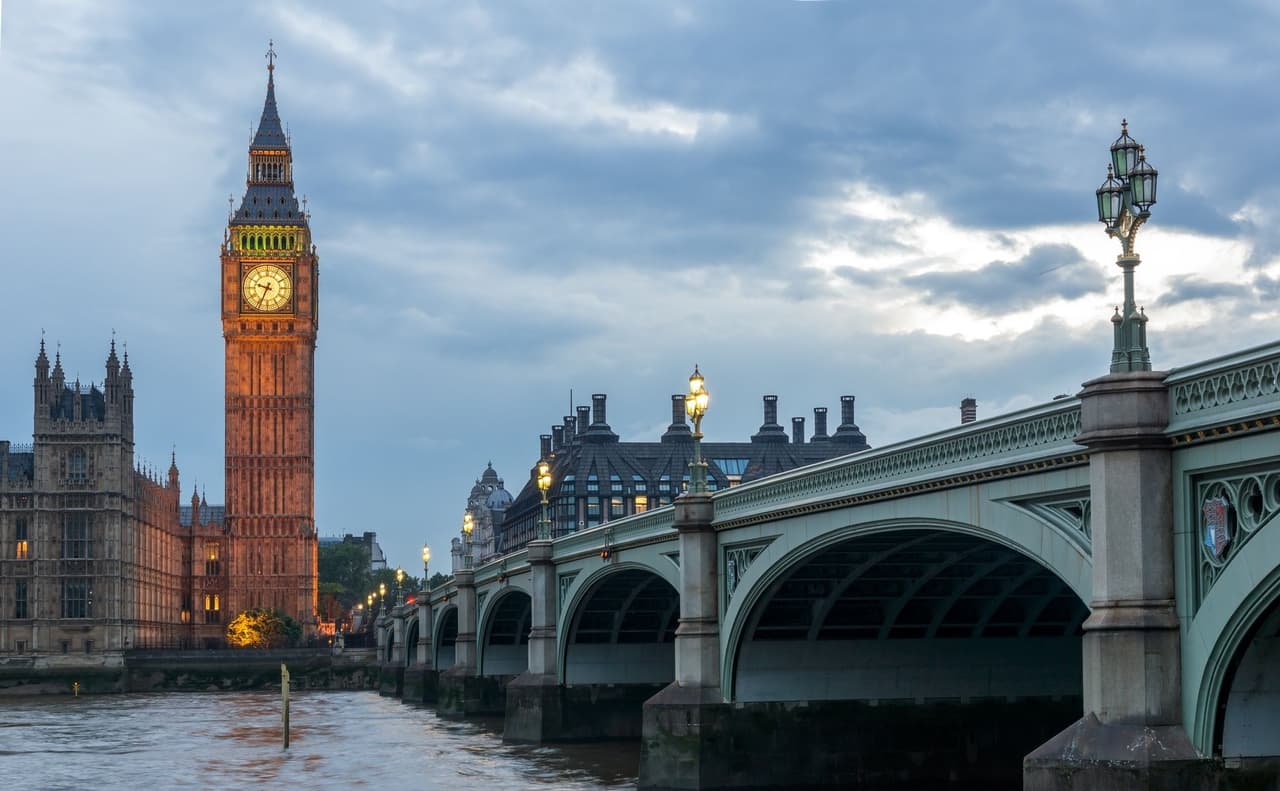<h2 class="cms-H2-H2">1.- Londres</h2>
<br>
<br>En su centro se alzan el imponente Palacio del Parlamento, la torre del icónico reloj "Big Ben" y la Abadía de Westminster, lugar de las coronaciones monárquicas británicas.