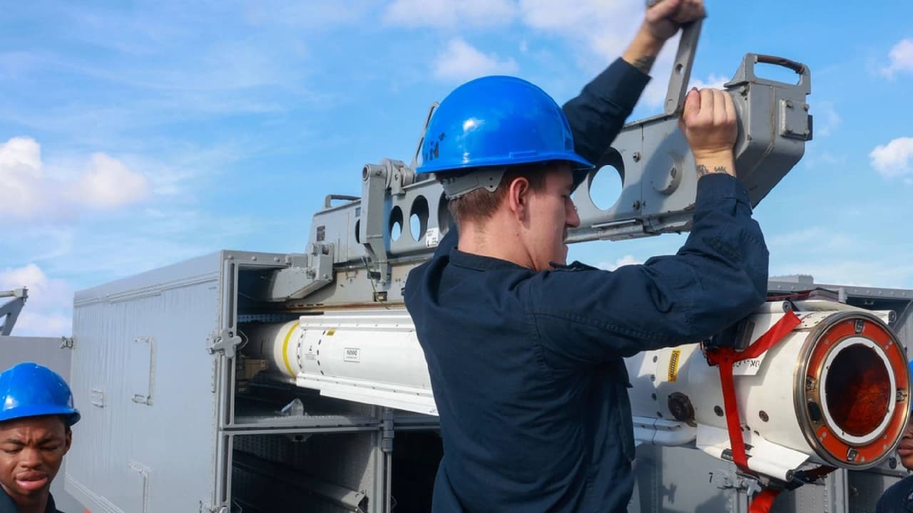 Un artillero en ek buque de asalto anfibio estadounidense USS Iwo Jima carga un misil RIM-7 NATO Sea Sparrow en un lanzador en la cubierta mientras navegan en el océano Atlántico, el 25 de agosto de 2025.