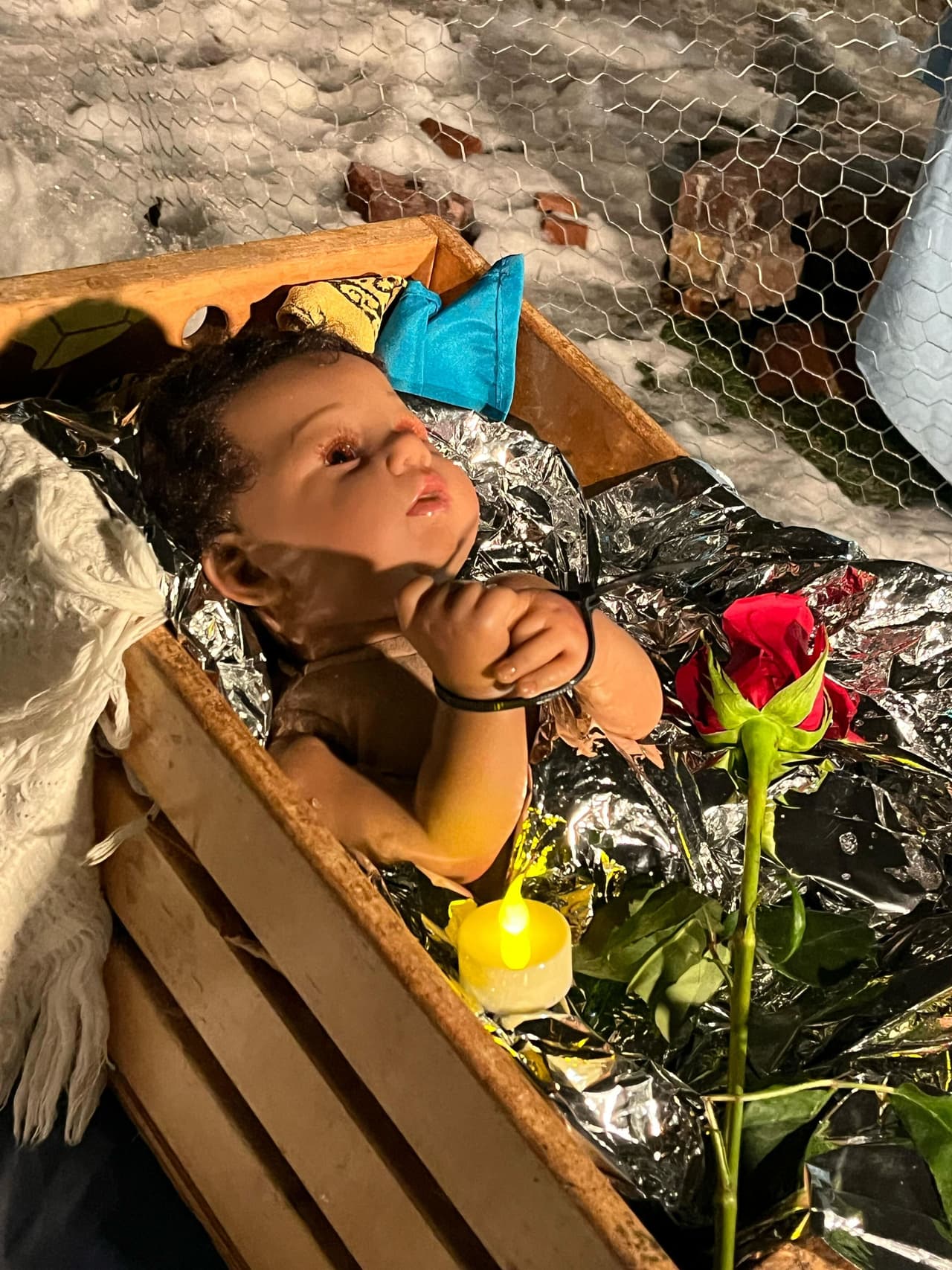 Una iglesia cristiana del área de Chicago, Illinois desató
<b>una fuerte polémica al instalar un nacimiento navideño inspirado en la política migratoria de la <a href="https://www.univision.com/local/chicago-wgbo/patrulla-fronteriza-operativos-cicero-chicago" target="_blank">Administración Trump. </a></b>
<br>
<br>En la escena, el niño Jesús aparece esposado y envuelto en papel aluminio, similar al usado en centros de detención migratoria, mientras la Virgen María porta una máscara antigás.