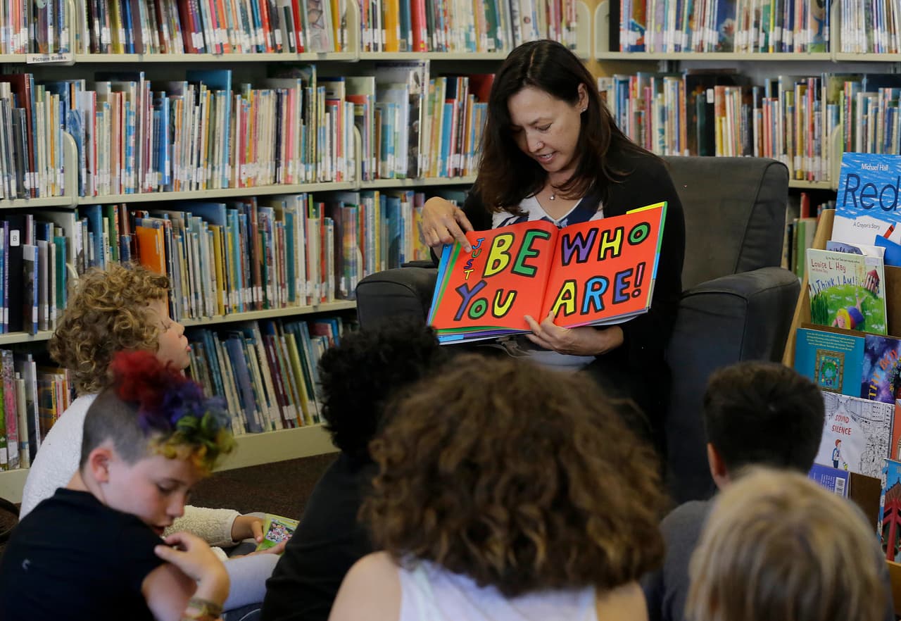 Los
<a href="https://www.hrw.org/es/world-report/2016/country-chapters/285053"><u>reportes de Human Rights Watch</u></a> indican que los niños y adolescentes transgénero
<b> son el blanco de ataques de todo tipo en el ámbito escolar</b>. También pueden ser obligados a usar un uniforme basado en su género asignado al nacer.
<br>