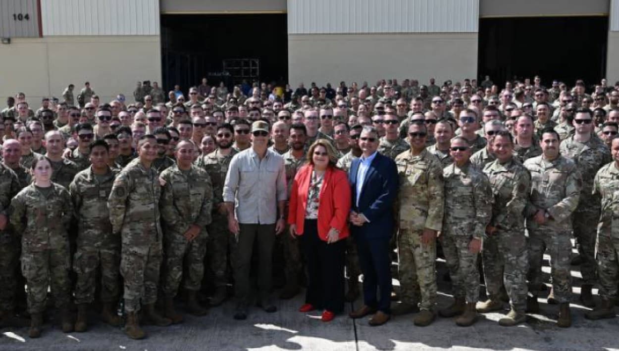 El lunes 8 de septiembre, Jenniffer González, gobernadora de Puerto Rico, recibió en la isla al
<b><a href="https://www.univision.com/local/puerto-rico-wlii/secretario-de-guerra-visita-guerreros-marina-ejercitan-puerto-rico" target="_blank">secretario de Defensa de Estados Unidos, Pete Hegseth</a></b>, así como al general Dan Caine, jefe del Estado Mayor.
<br>Casi dos meses después,
<b>el lunes 3 de noviembre, González destacó en Madrid, España,</b> cómo este
<b>operativo militar federal en el Caribe</b> fortalece la seguridad en la zona.
<br>Durante su participación en el programa de radio
<b> <a href="https://www.youtube.com/live/ne-cOniRbg0" target="_blank">'Pulso Geopolítico'</a>. </b>la gobernadora recordó que "esta es
<b>una zona que recibe mucha droga de Venezuela</b> y de los carteles venezolanos que dirige
<b>el narcodictador Nicolás Maduro</b>. Y, cuando eso ocurre,
<b>Puerto Rico casi siempre es la primera punta a donde esa droga llega</b> y de ahí pasa en trasbordo a los Estados Unidos Continentales.
<b>Mucha de la criminalidad que vemos en nuestras calles</b> son (es) p
<b>roducto de esa lucha en contra de las drogas</b>".