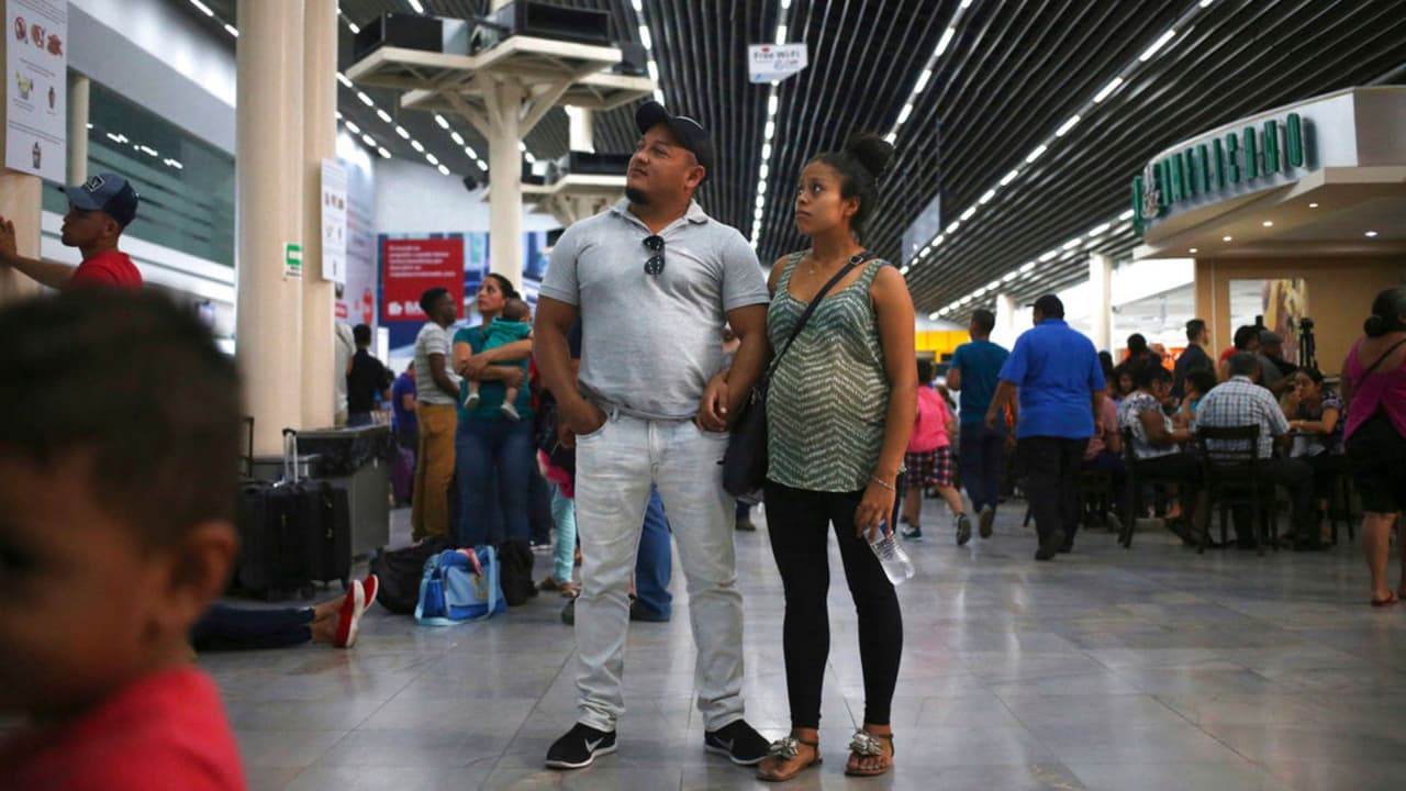 <h2 class="cms-H2-H2">Los inmigrantes con DACA o TPS pueden viajar en avión en Estados Unidos</h2>
<br>
<br>Sí, los inmigrantes con un estatus especial como DACA o TPS
<b>pueden ir a aeropuertos en Estados Unidos y viajar en avión</b> sin problema.
<br>
<br>Sin embargo, si necesitan salir del país, entonces deberán tramitar un permiso especial conocido como
<i>Advance Parole</i>, que es un permiso con el cual pueden regresar al país.