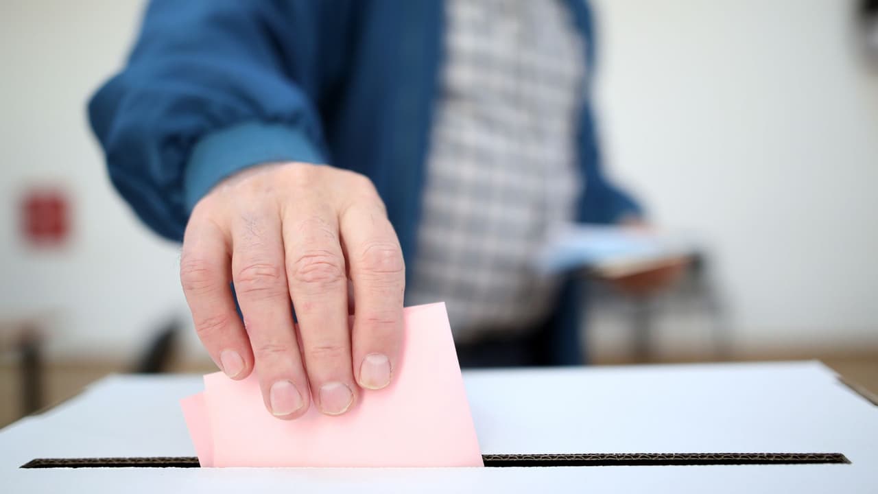 <h3 class="cms-H3-H3">🗳️ Política y participación cívica</h3>
<br>Los hispanos en Texas son una fuerza electoral creciente:
<br>En 2024,
<b>más de 5 millones de hispanos están registrados para votar.</b>
<br>La participación electoral hispana aún es menor que la de otros grupos, pero ha aumentado cada ciclo.
<br>Temas como educación, migración, salud y seguridad económica mueven el voto hispano.
<br>Además, cada vez hay más hispanos en cargos públicos, desde consejos escolares hasta el Congreso.