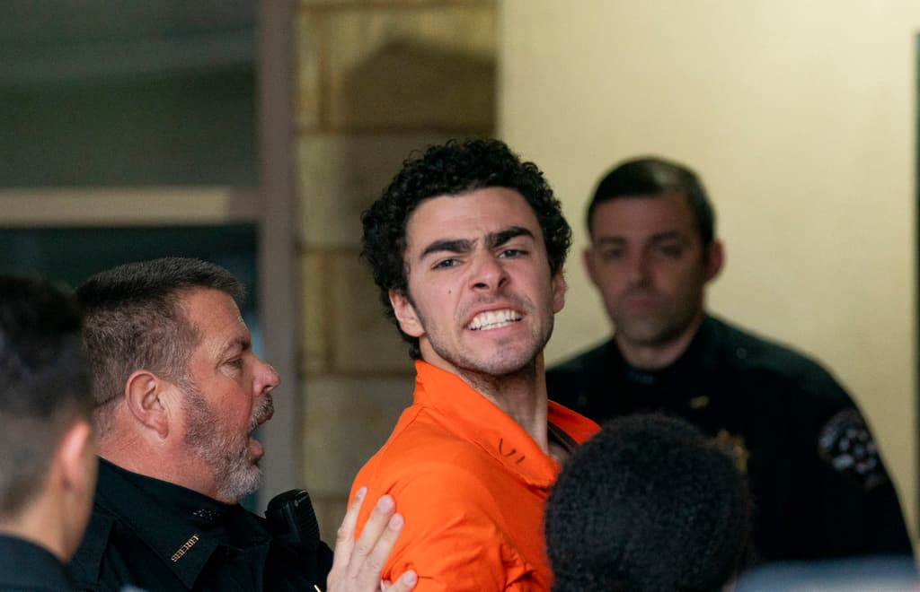 El momento en que el
<a href="https://www.univision.com/noticias/estados-unidos/asesinato-ceo-unitedhealthcare-seguridad-ejecutivos-amenaza-de-muerte">sospechoso Luigi Mangione</a> es llevado por agentes en Hollidaysburg, Pensilvania, el martes 10 de diciembre de 2024. Mangione está acusado de
<a href="https://www.univision.com/noticias/criminalidad/nuevos-cargos-mangione-sentencia-asesinato-ceo-unitedhealthcare">matar a tiros al CEO de UnitedHealthcare, Brian Thompson,</a> en una calle de Manhattan. Después de días de 'cacería humana', fue detenido en Pensilvania. El caso despertó simpatías con Mangione (que a su vez generaron indignación) y una
<a href="https://www.univision.com/noticias/estados-unidos/asesinato-del-ceo-de-unitedhealthcare-brian-thompson-y-por-que-a-nadie-parece-importarle">catarsis colectiva en redes sociales sobre los servicios de salud que las aseguradoras niegan a pacientes en EEUU.</a>