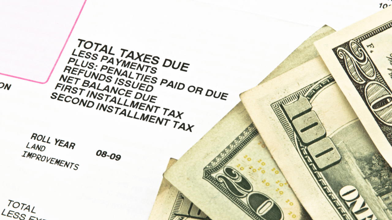 En Texas puedes ahorrar y pagar menos impuestos de propiedad (llamado ‘property tax’), incluyendo en casas y negocios. Esto es gracias a la aprobación de la Propuesta 4 en las elecciones de Texas sobre las enmiendas constitucionales.
<b>También se recalcularán los impuestos para la gente mayor.</b>