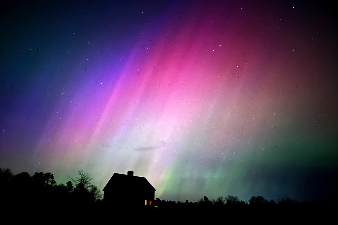 La aurora boreal en Maine, el 10 de mayo. El espectáculo de luz colorida se ve mejor cerca de los polos, pero este año, una poderosa tormenta geomagnética desató auroras en sitios que no suelen ser visibles.
<a href="https://www.univision.com/noticias/ciencia/porque-se-viero-auroras-varios-puntos-del-planeta">En mayo, la NOAA lanzó un alerta de tormenta solar, clasificada como G4, a un punto de ser la más severa posible.</a>