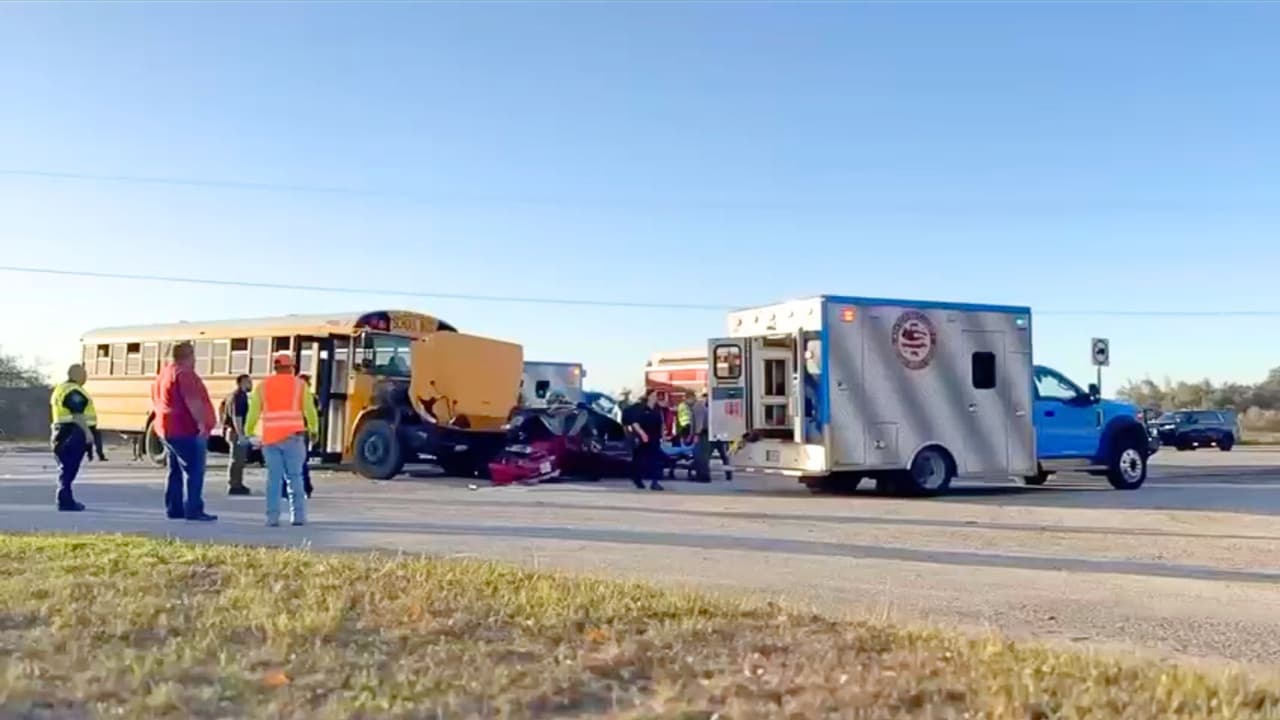 Según el distrito escolar, los 40 alumnos, entre Pre-K y preparatoria, que viajaban en el autobús resultaron ilesos, incluyendo el conductor.