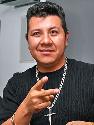 Cuando la popularidad del grupo K-Paz de la Sierra estaba en lo más alto, su vocalista,
<b>Sergio Gómez, fue secuestrado y asesinado el 3 de diciembre de 2007</b>, luego de un concierto en Morelia, la capital de Michoacán.