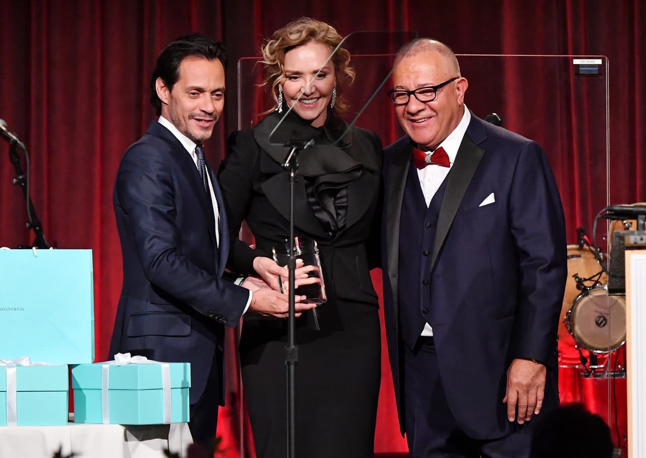 Marc Anthony y Henry Cárdenas entregaron el Premio a la Excelencia a Angélica Fuentes, fundadora del Fondo de Igualdad de Género.
