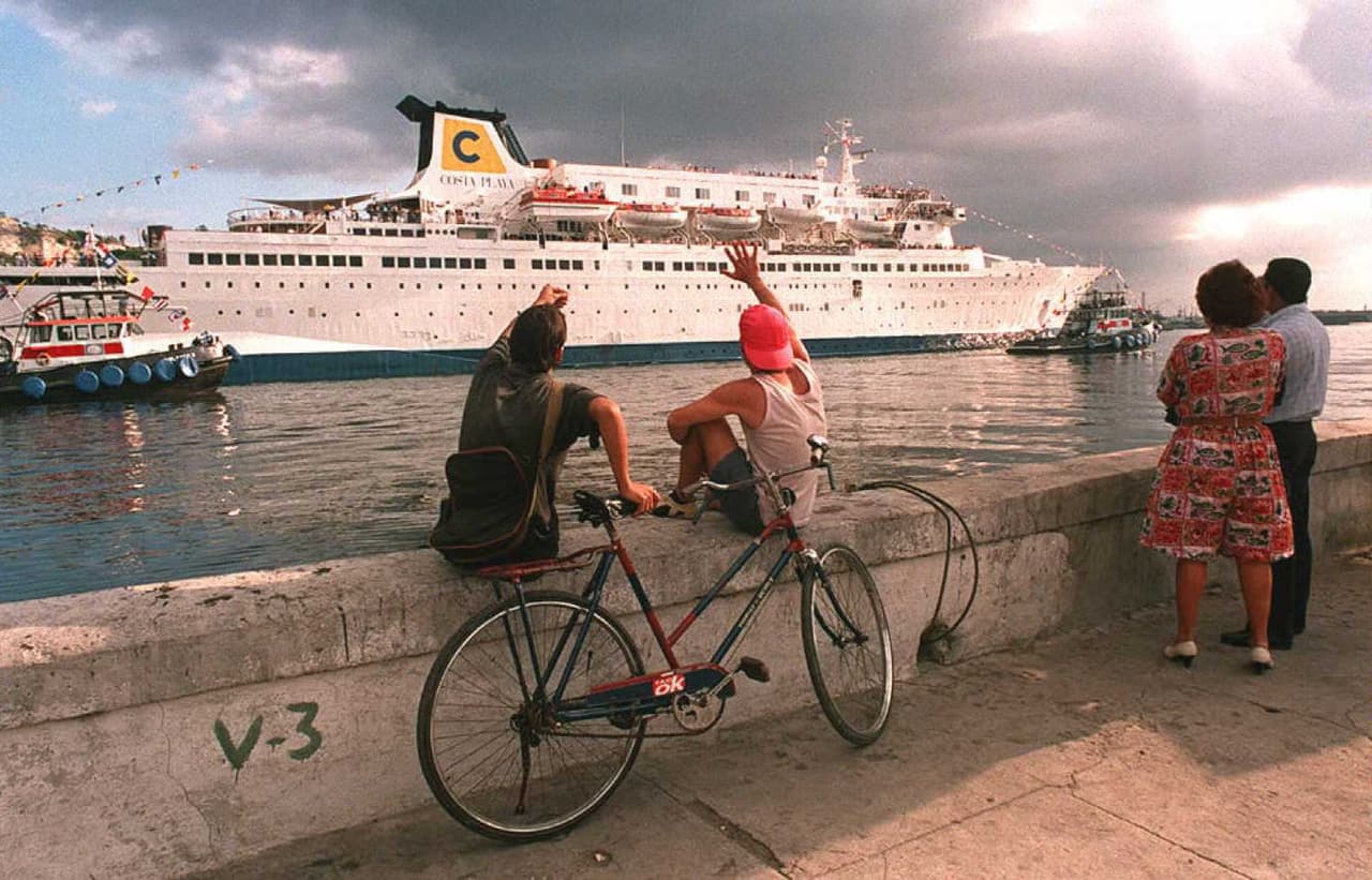 Tal como ahora, pero hace 21 años, los habitantes de la Habana saludan a los turistas del crucero italiano "Costa Playa," que llegó el 02 de Diciembre de 1995. Fue el primer barco turístico que atracó en Cuba desde la llegada de la revolución y coincidió con el 39 aniversario de la llegada del yate "Granma", que llevó a Fidel Castro a la isla para comenzar la revolución cubana.