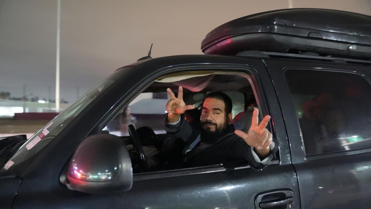 De acuerdo con el
<b>Instituto Nacional de Migración</b>, un total de
<b>5,200 vehículos</b> cruzaron hacia México, y el último automóvil lo hizo alrededor de las
<b>7:00 de la mañana</b>. El cruce se realizó por el puente internacional, con apoyo de autoridades mexicanas y del gobierno de la ciudad de Laredo.