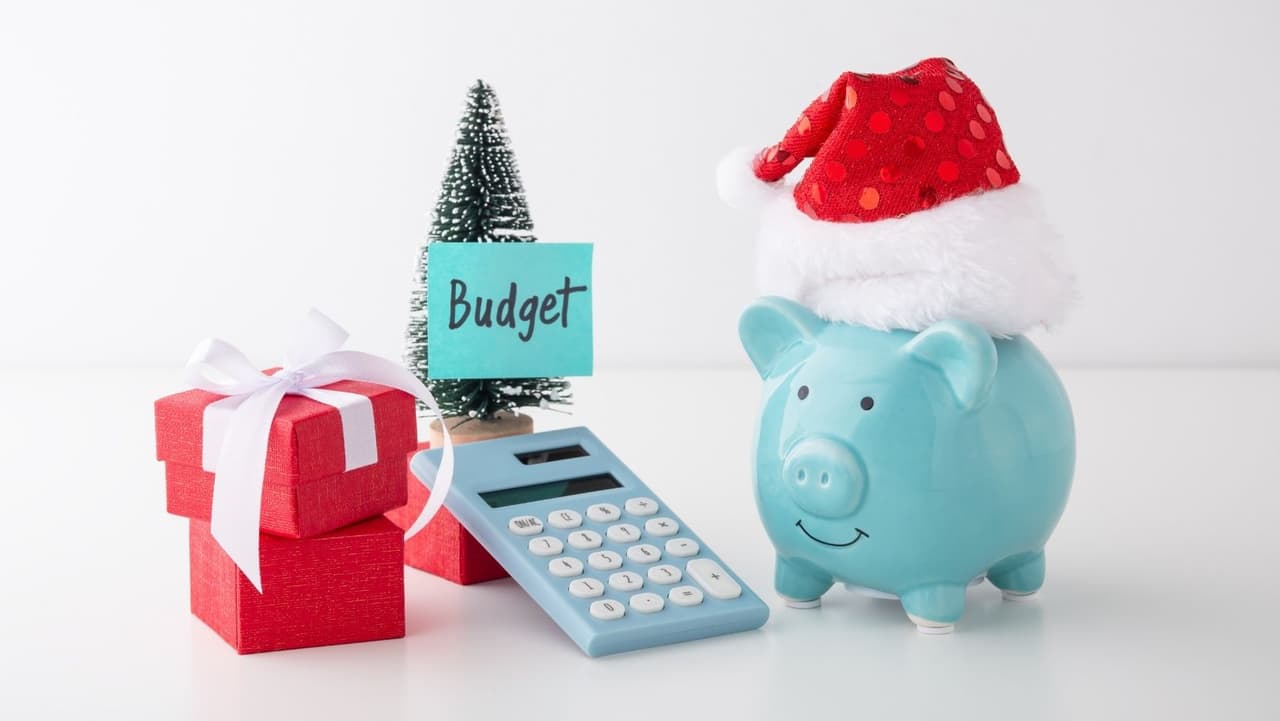 <b>Establezca su presupuesto ahora: </b>Si aún no ha establecido su presupuesto de gastos para las fiestas, ahora es el momento de hacerlo. Ya sea que esté usando efectivo para pagar regalos y entretenimiento o aplicaciones de pago o crédito, es importante mantener el rumbo y evitar gastar más de lo que puede pagar.