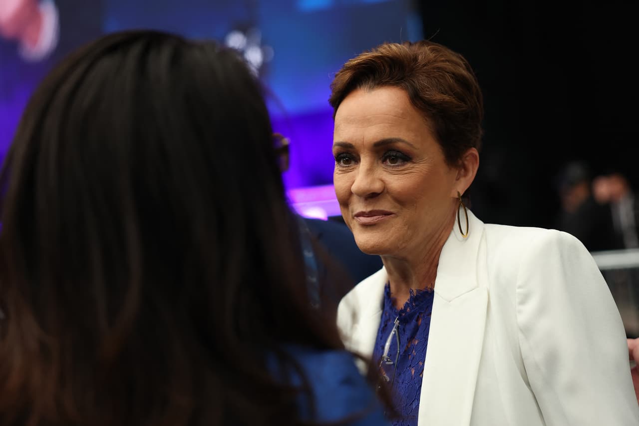 <b>Kari Lake</b>, excandidata republicana a la gubernatura de Arizona, conversa con la representante
<b>Lauren Boebert</b>, a su llegada al servicio en el State Farm Stadium.