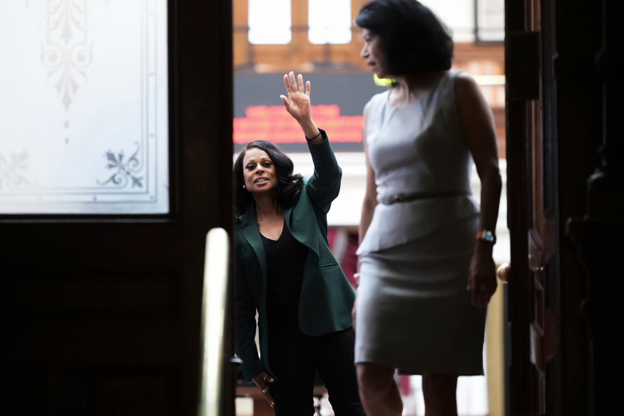 La aprobación se dio luego de que
<b>decenas de legisladores demócratas </b>
<a href="https://www.univision.com/local/austin-kakw/politica-austin/avanza-la-redistritacion-en-el-capitolio-texano-tras-el-regreso-de-los-legisladores-democratas-video">abandonaran el estado para impedir el quórum </a>y frenar la votación, pero cuando finalmente regresaron, se les impuso vigilancia policial para garantizar su asistencia a la sesión.