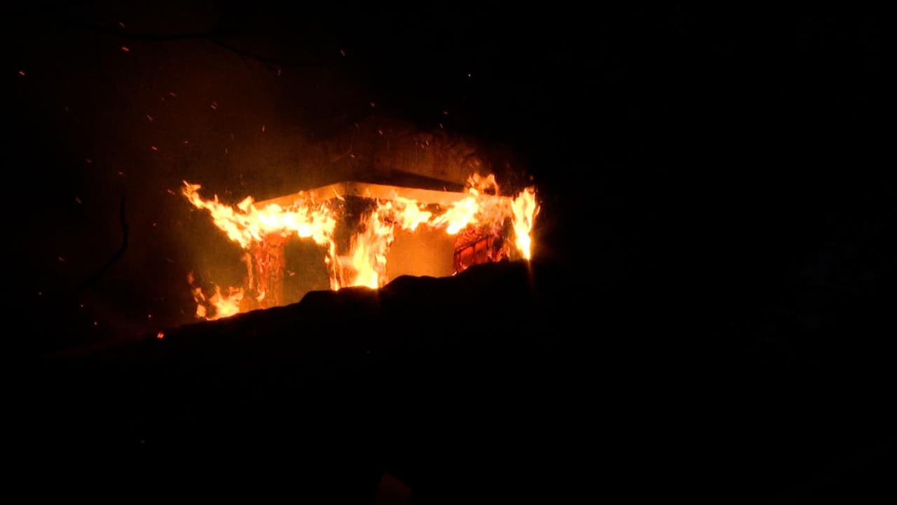 <h3 class="cms-H3-H3">Sin heridos, pero con pérdidas totales </h3>Ninguna persona resultó herida, confirmaron las autoridades, aunque
<b>una vivienda quedó completamente destruida y al menos otra sufrió daños severos</b>. Vecinos fueron evacuados mientras las cuadrillas controlaban el incendio y revisaban si había personas dentro de las estructuras afectadas.