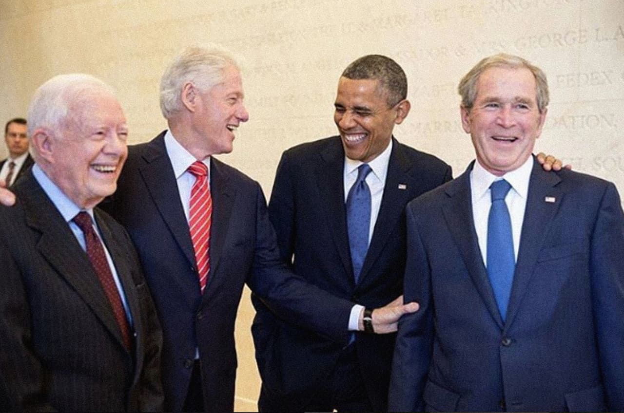 <b>Presidents Day.</b> “Riendo el día de los presidentes”, escribió Pete Souza junto a esta foto de Barack Obama con Jimmy Carter, Bill Clinton y George W Bush.