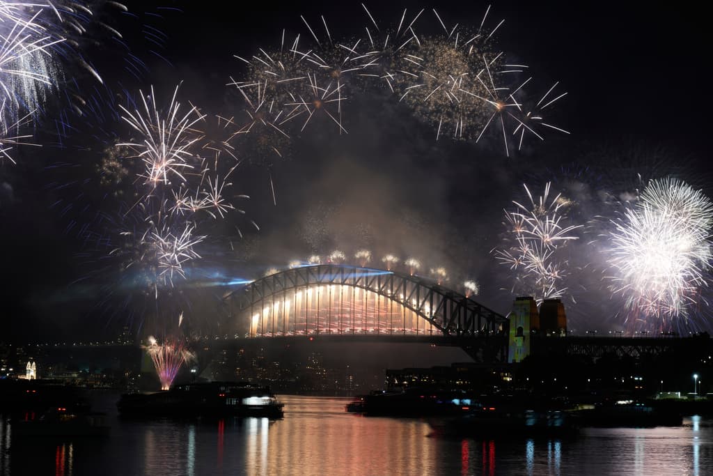 Fuegos artificiales sobre el puente del puerto de Sídney durante las celebraciones de Año Nuevo en Sídney, el jueves 1 de enero de 2026.