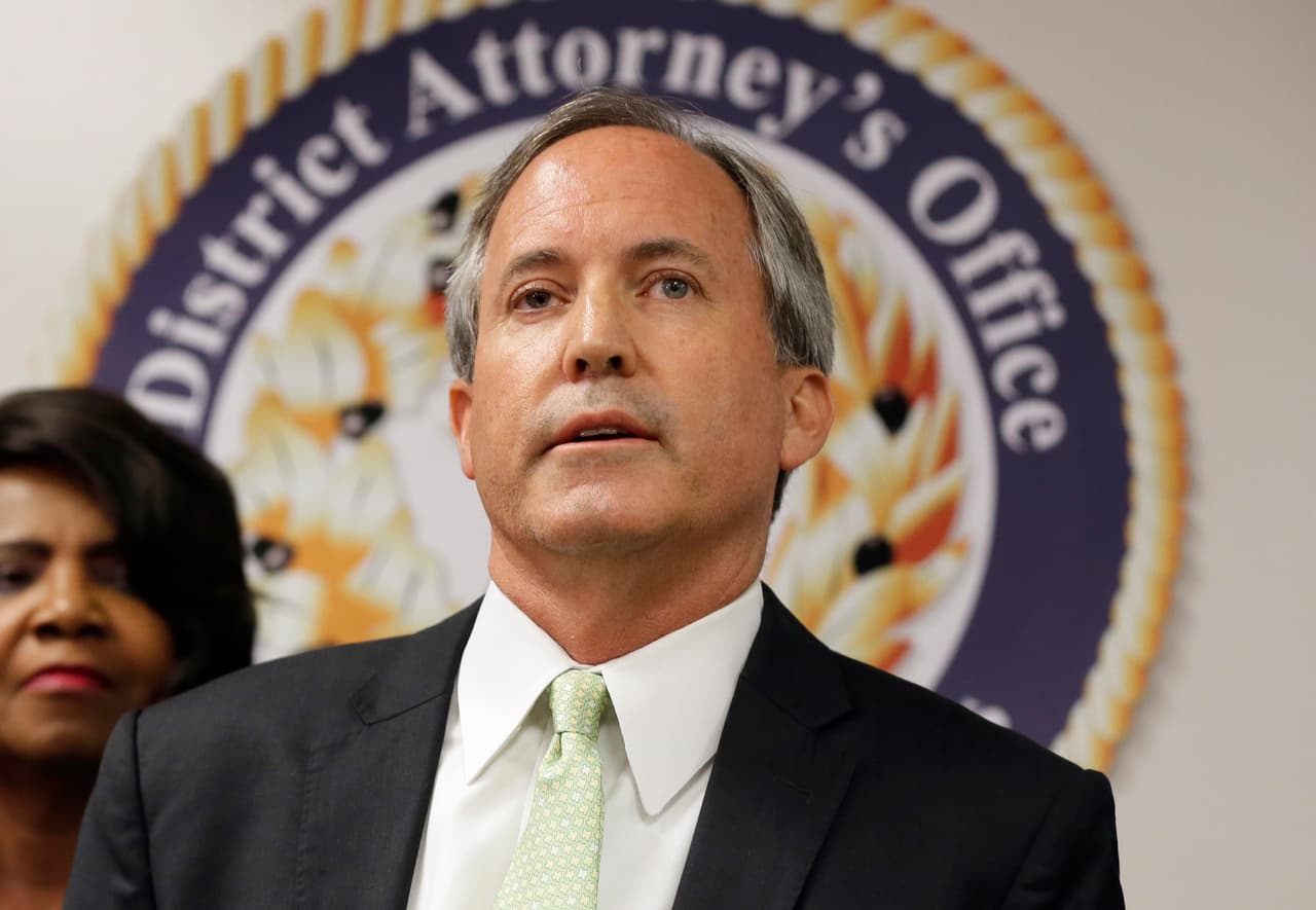 El fiscal general de Texas Ken Paxton, también del partido republicano, lleva en esa posición desde 2015. El pasado 24 de mayo, Paxtón ganó la elección primaria de su partido y buscará su reelección en las votaciones del 8 de noviembre de este año.