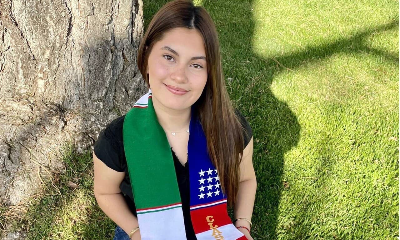 Estudiante desafió a su escuela usando banderas de México y EEUU en su graduación