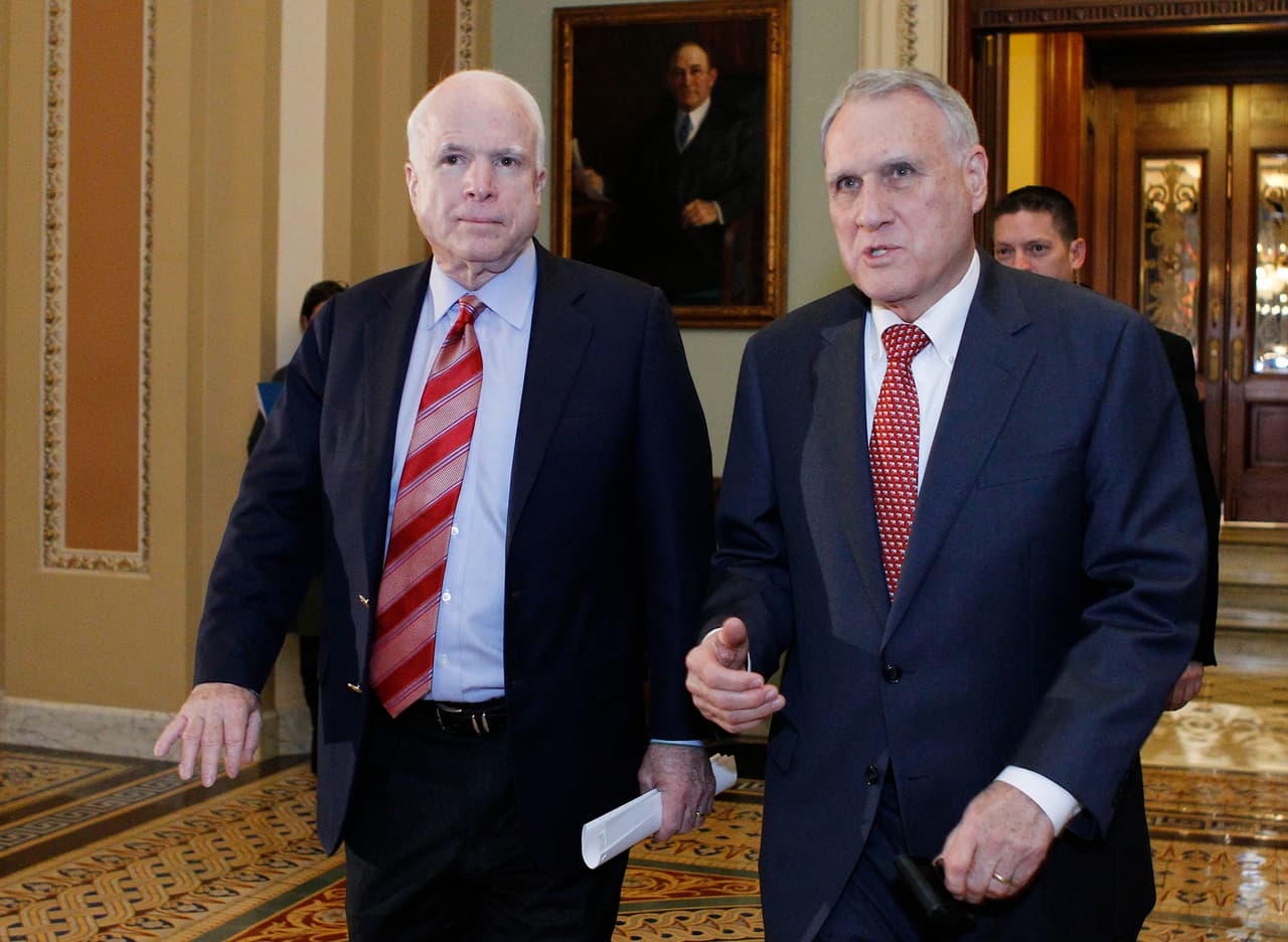El exsenador Jon Kyl ocupará el escaño que dejó vacío su amigo John McCain