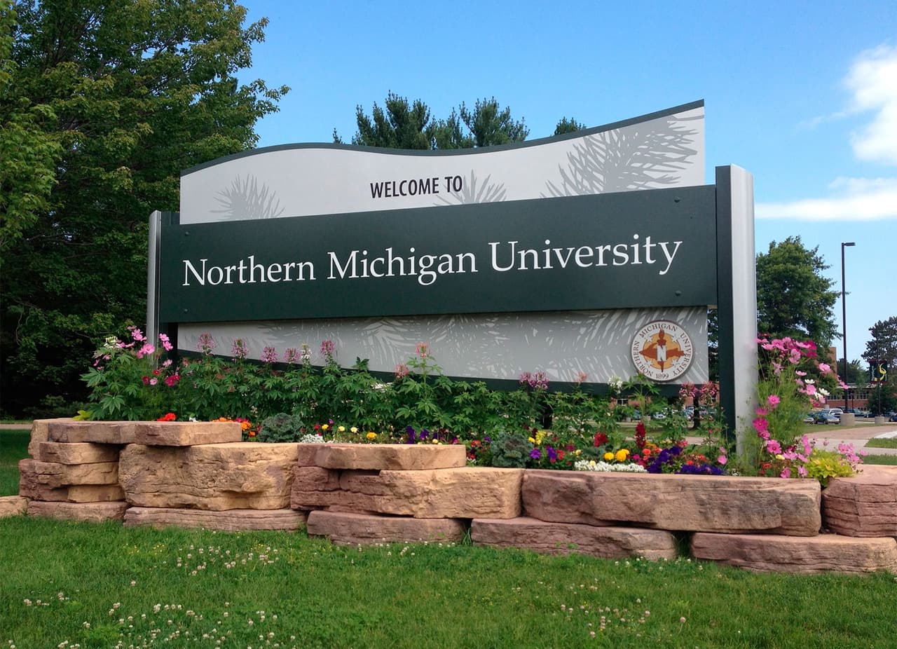 <b>Northern Michigan University en Marquette</b>
<br>El título de cuatro años, que es lo más parecido a un especialista en marihuana en Northern Michigan University, ha atraído a casi 300 estudiantes de 48 estados. Los estudiantes de NMU no cultivarán marihuana, pero si aprenderán a medir y extraer compuestos medicinales de plantas como la hierba del ginseng de St. John's y transferir ese conocimiento a la marihuana.